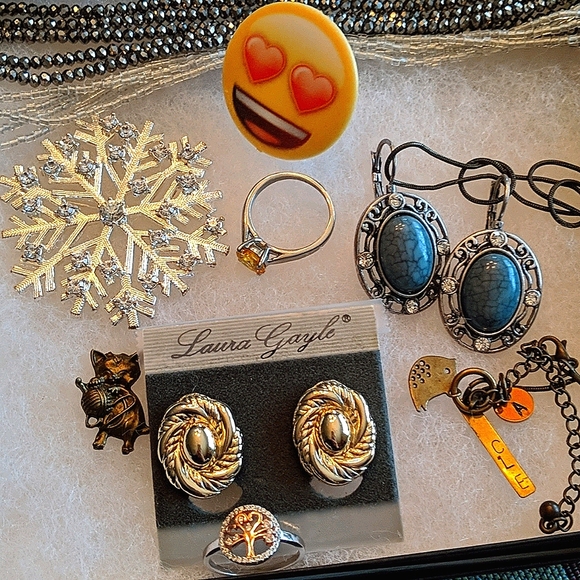 Vintage Jewelry - Jewelry set of 12 (donated)